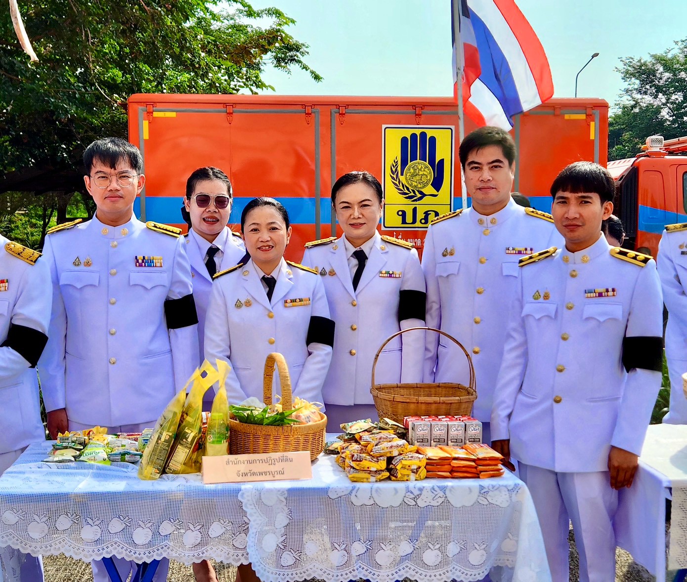 title -  สำนักงานการปฏิรูปที่ดินจังหวัดเพชรบูรณ์ เข้าร่วมพิธีวางพวงมาลา และทำบุญตักบาตรถวายเป็นพระราชกุศล เนื่องในวันนวมินทรมหาราช ประจำปี 2569 